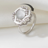 Avelora calm band detail view - elegant anxiety ring