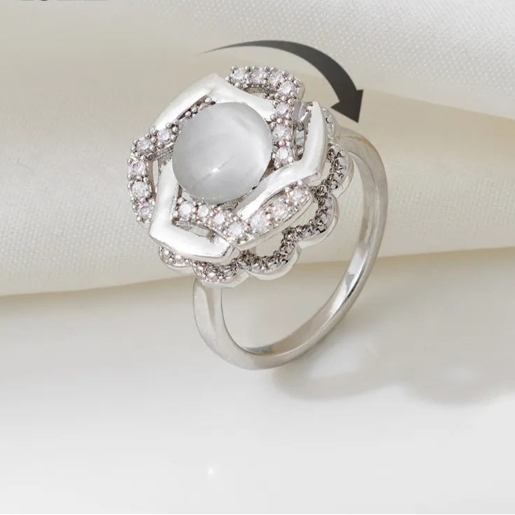 Avelora calm band detail view - elegant anxiety ring