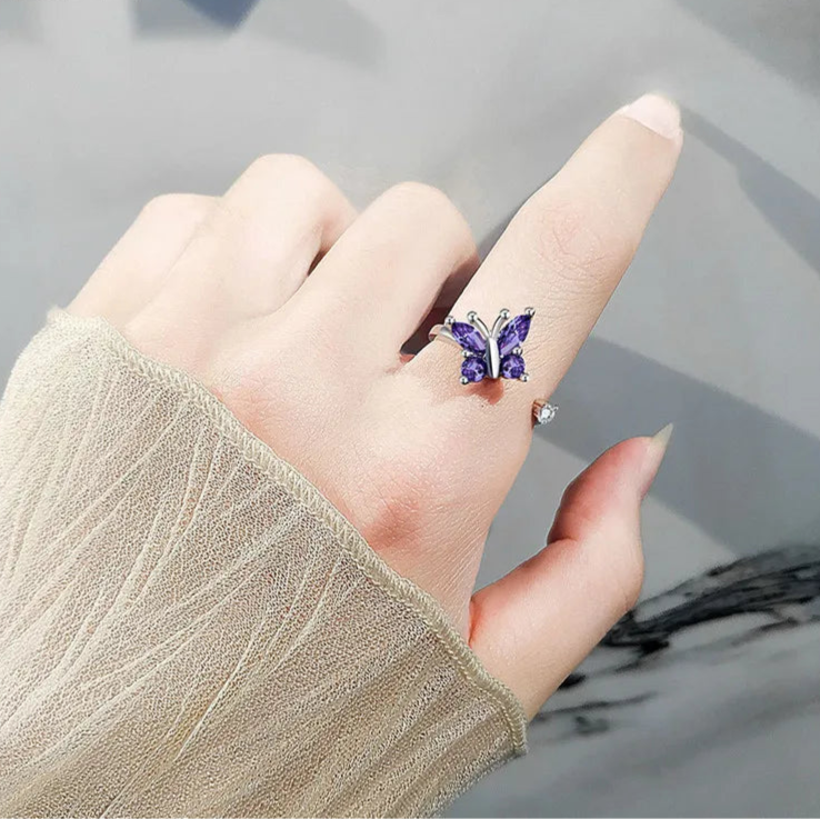 Amaris fidget band on finger - timeless stress jewelry